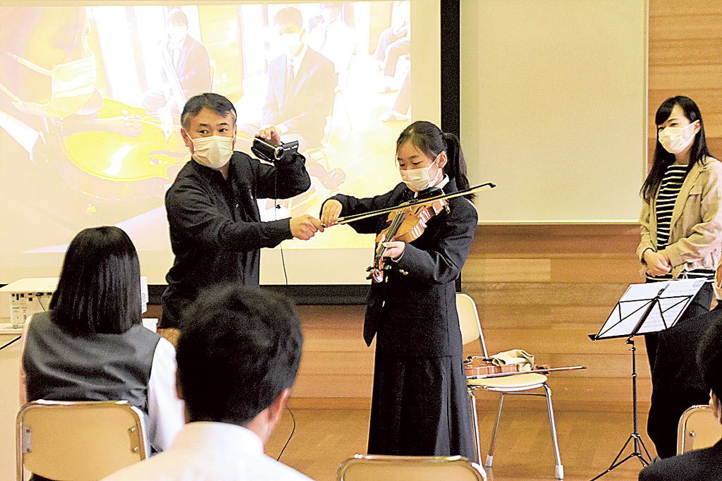 生徒にバイオリンの弾き方を教える田村さん＝松崎町桜田の松崎高