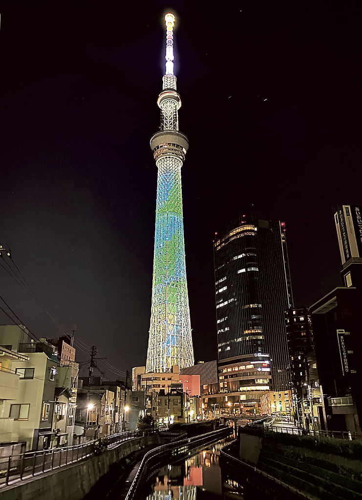 東京スカイツリーに点灯する鎌倉彩賀さんがデザインした特別ライティング＝２０日午後、東京都墨田区