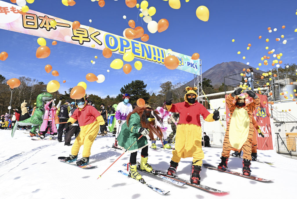 仮装をして初滑りを楽しむ来場者＝２１日午前１０時ごろ、裾野市須山のスキー場「イエティ」