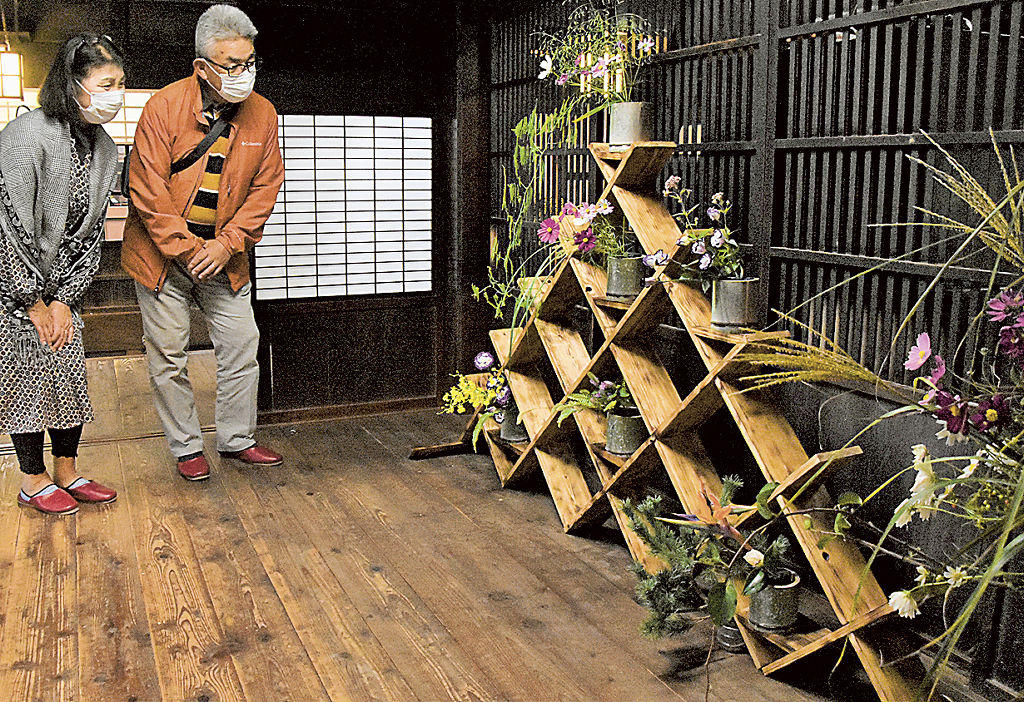 建物内に設置された生け花の展示＝松崎町松崎の明治商家「中瀬邸」