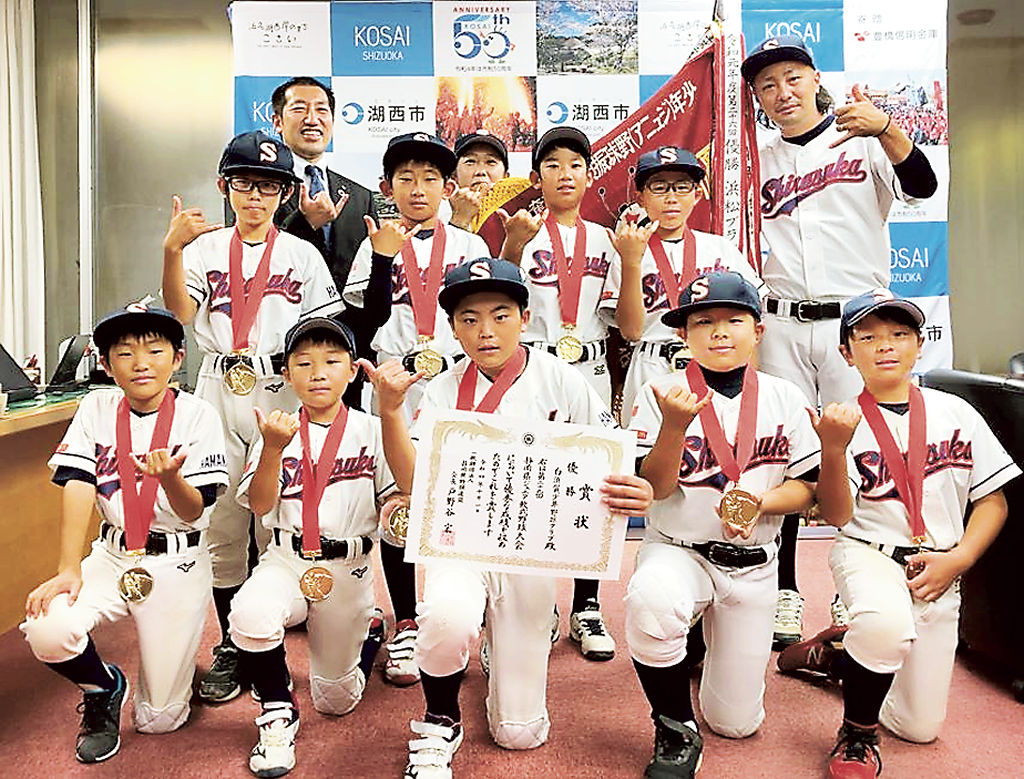 県大会での優勝を報告した白須賀少年野球クラブのメンバーら＝湖西市役所