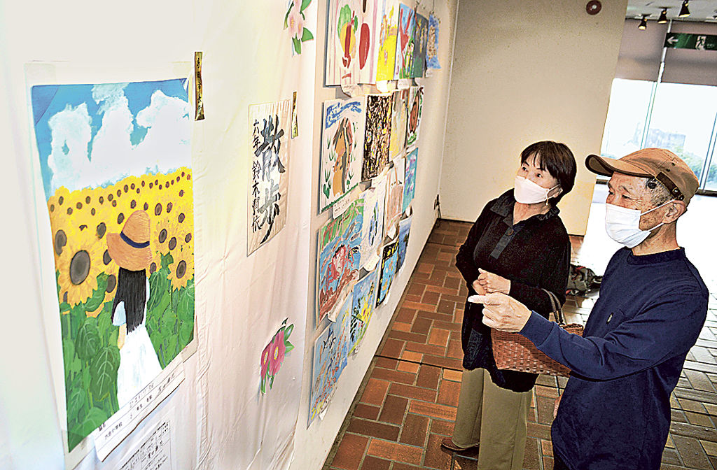 市長賞を受賞した浜田さんの作品（左）などが並ぶ会場＝島田市のプラザおおるり