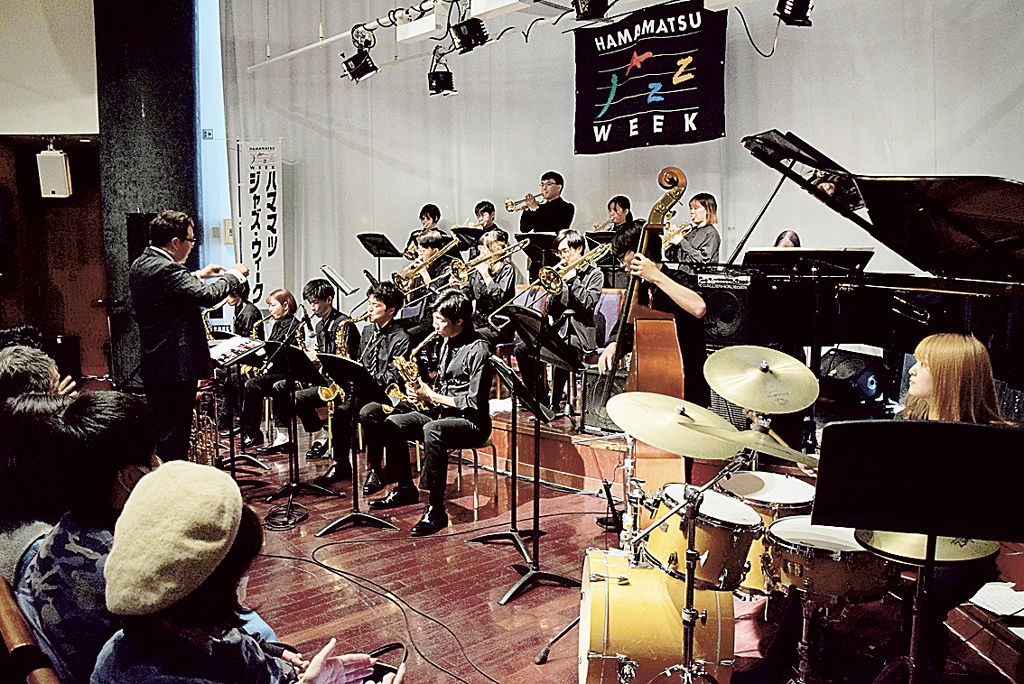 迫力ある演奏を披露する学生ら＝浜松市中区のかじまちヤマハホール