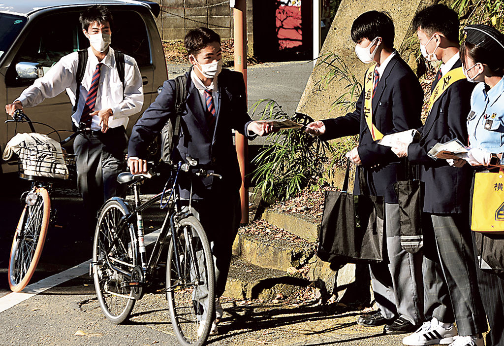 自転車の事故防止を呼びかける生徒ら＝松崎町桜田の松崎高