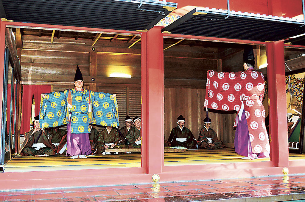オープニングイベントで披露された「東遊歌舞管弦」＝静岡市駿河区の久能山東照宮