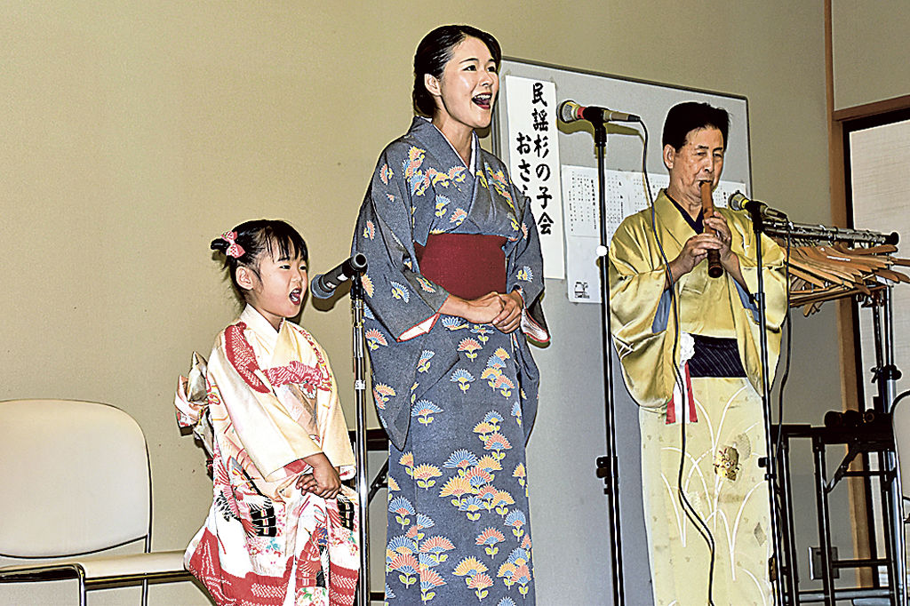力強い声で民謡を披露する大木美空さん（左）と母の悠希さん（中央）＝静岡市葵区