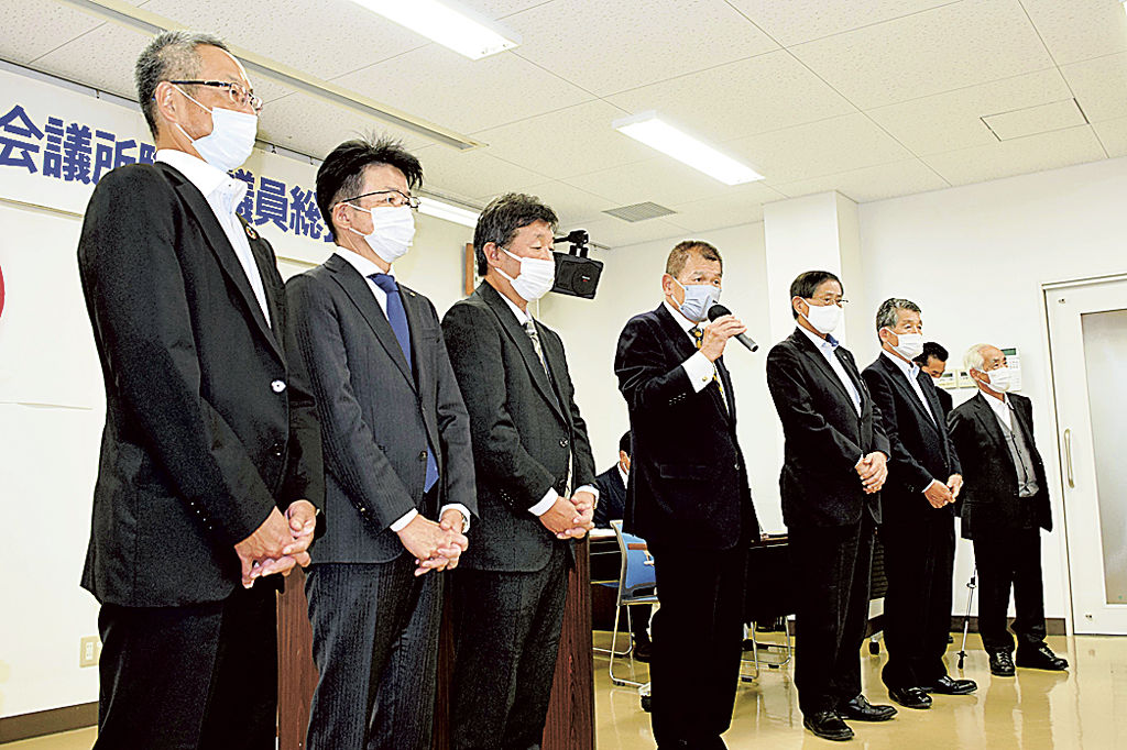 新役員を紹介する小原会頭（左から４人目）＝焼津市焼津の焼津商工会議所