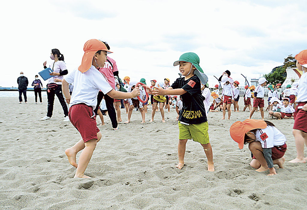 混合チームによるリレーを楽しむ園児＝熱海市の熱海サンビーチ