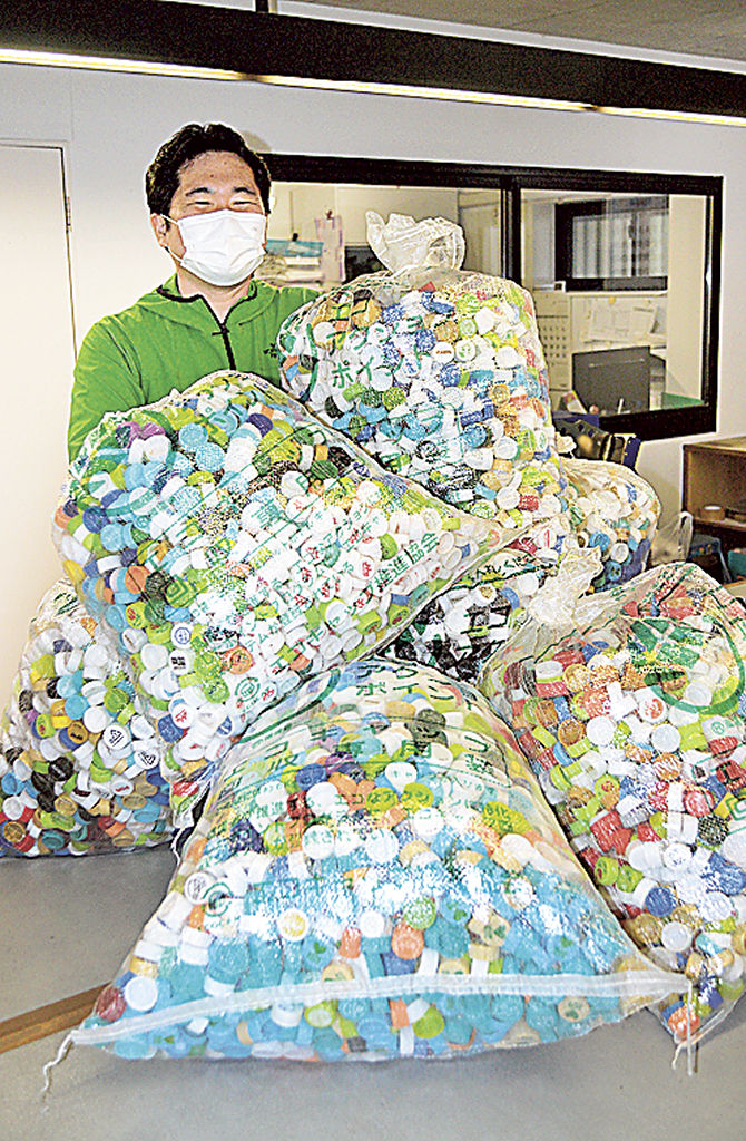 読者から回収したペットボトルキャップ＝伊豆市のトガワ新聞店
