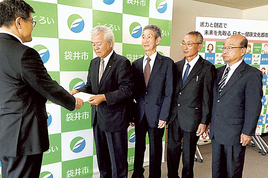 大場市長への要望書提出に訪れた永田会長（左から２人目）ら＝袋井市役所
