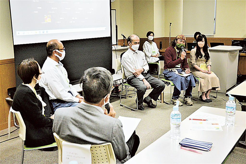 有機給食について議論する講師ら＝浜松市中区の市民協働センター