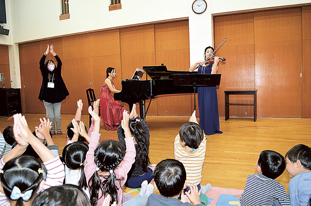 西尾さん（右）と福田さん（中央）の演奏を楽しむ園児たち＝静岡市駿河区のなかはら幼稚園