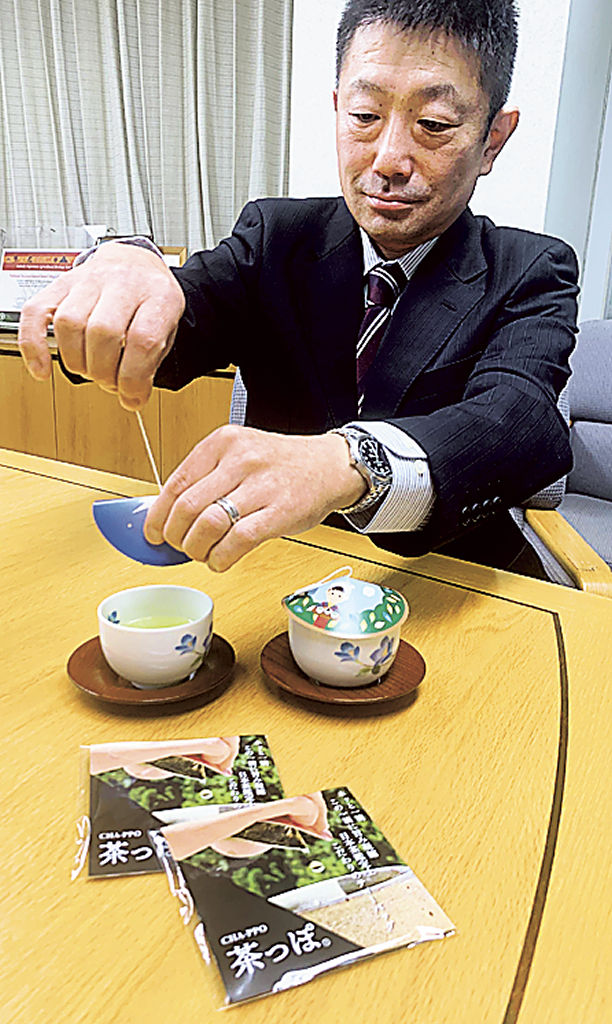 新商品の「茶っぽ」でお茶を入れる久保勇介代表＝川根本町