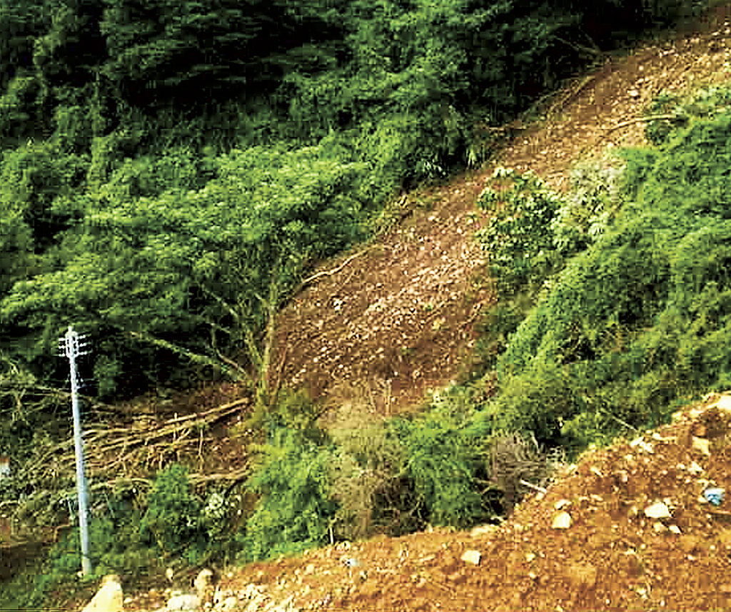台風の影響で斜面が大規模に崩落し、水道施設（左下）を覆った土砂＝２００７年７月、熱海市の逢初川上流域（市公文書より抜粋）