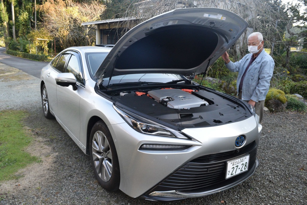 燃料電池車に乗る山崎伊久雄さんは「水素ステーションの少なさが課題」と話す＝御殿場市