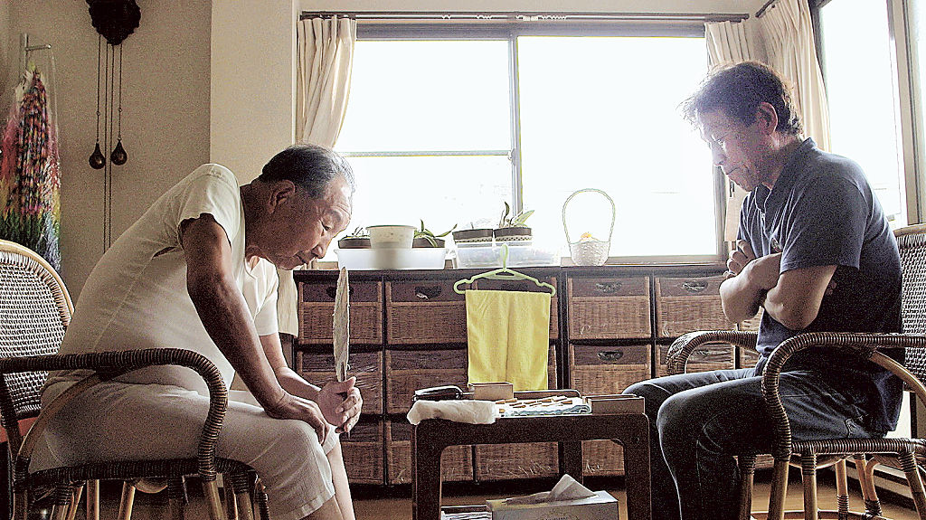 袴田巌さん（左）と将棋を指す桜井昌司さん。桜井さんはたびたび浜松市内の袴田さん宅を訪ねている（Ｋｉｍｏｏｎ　Ｆｉｌｍ提供）