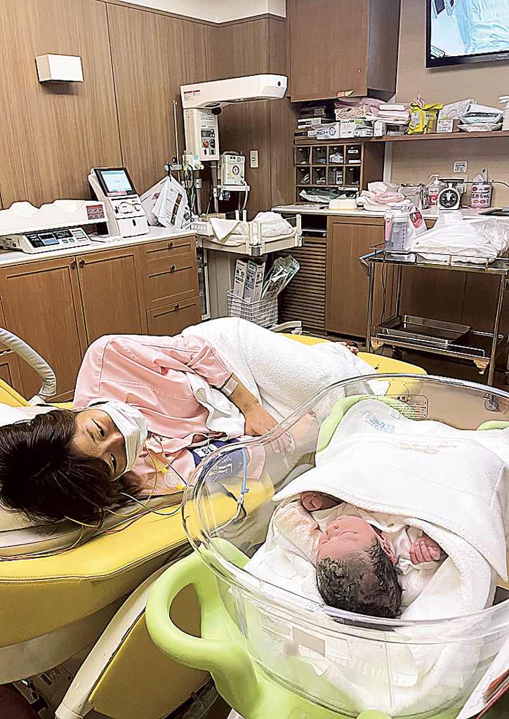無痛分娩で長女を出産し、１時間後に取材に応じた望月友夏里さん＝静岡市内