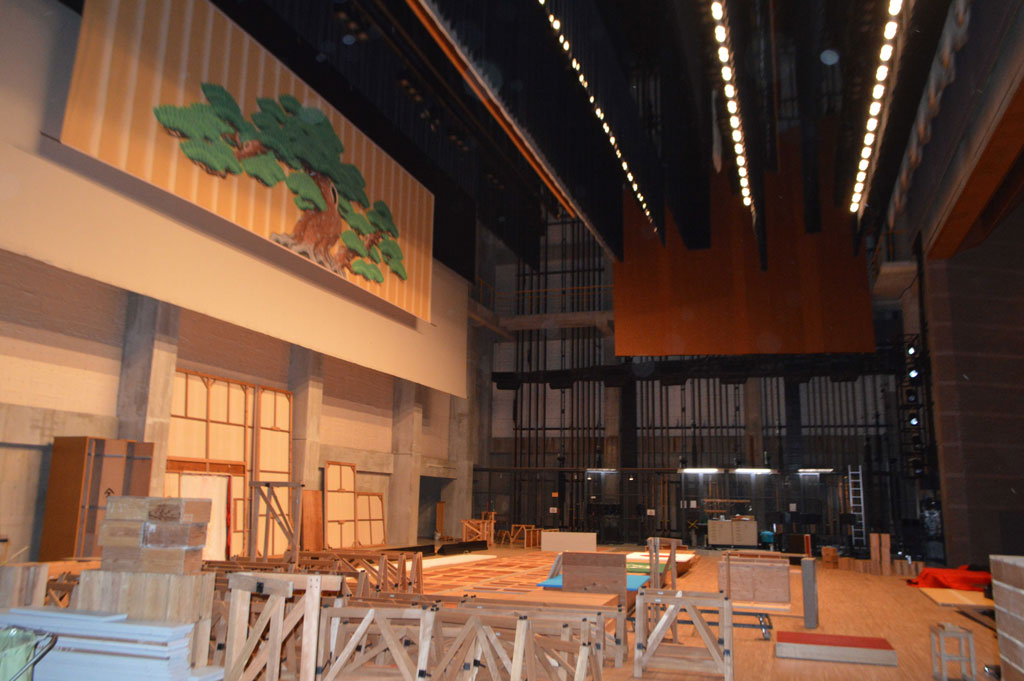 スプリンクラーが突然作動した大ホールの舞台＝１３日午前、裾野市民文化センター