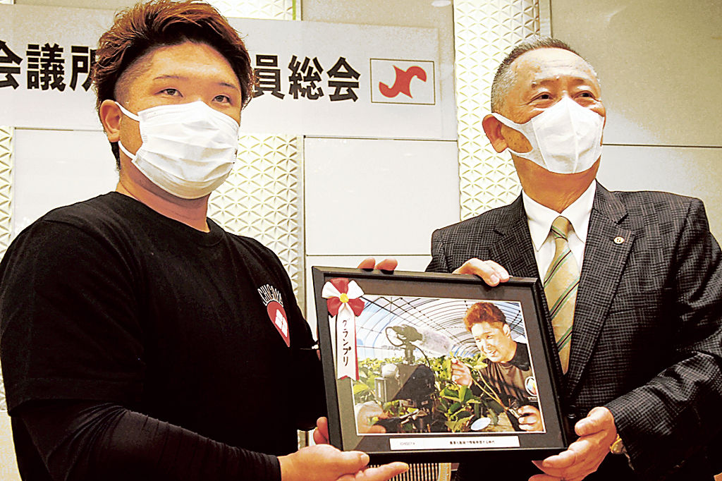 グランプリに輝き、記念品を受ける村田さん（左）＝磐田市内
