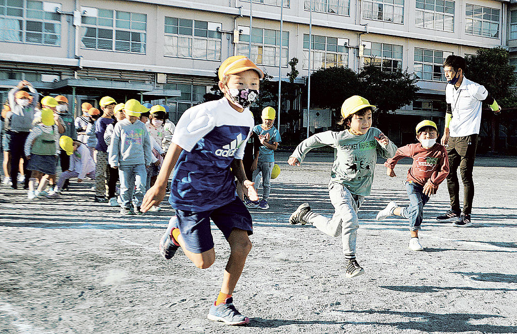 児童が速く走るこつを学んだ講座＝静岡市駿河区の長田西小