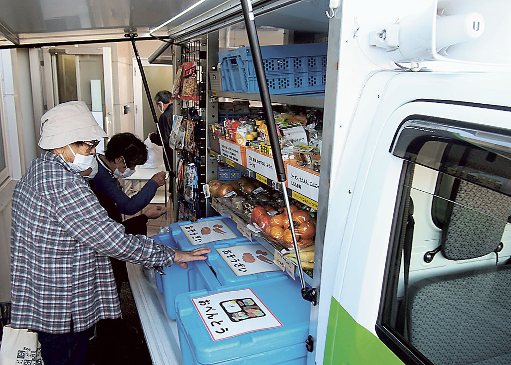 買い物弱者への支援につながっている移動販売車＝２６日、磐田市内