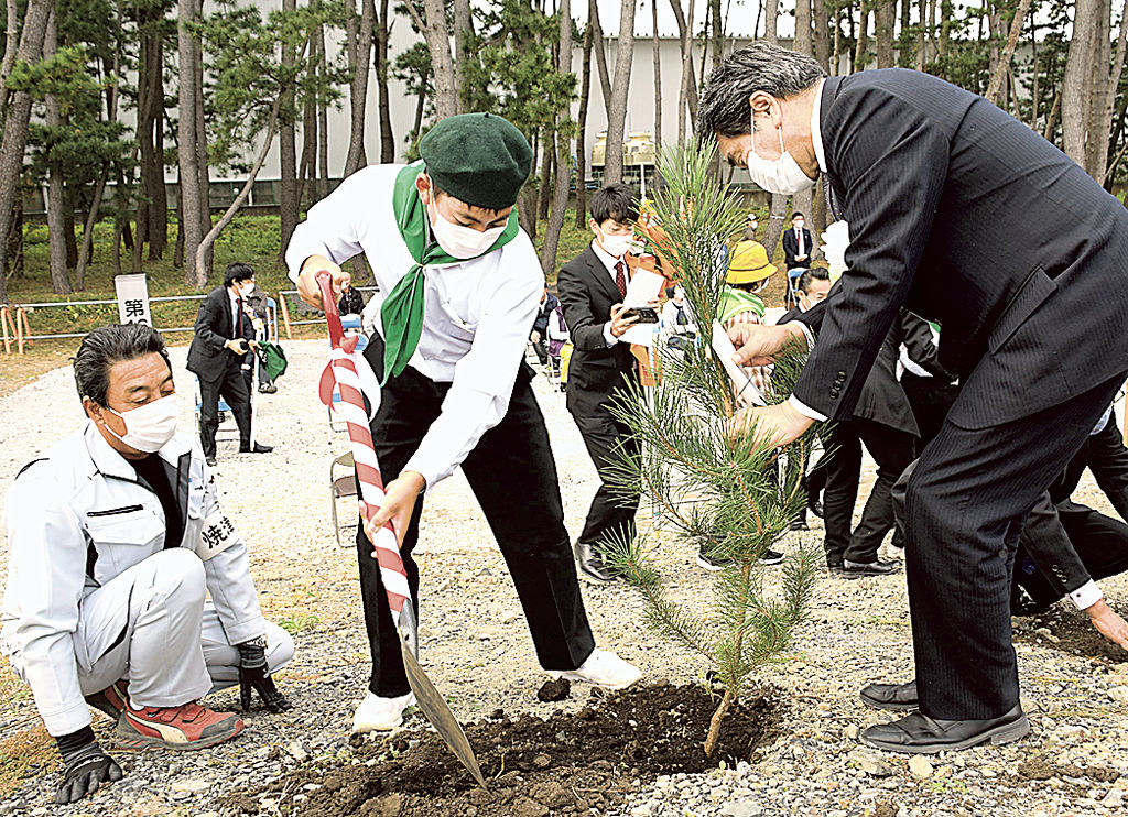 植樹する「みどりの少年団」メンバー（中央）＝焼津市藤守の潮風グリーンウォーク