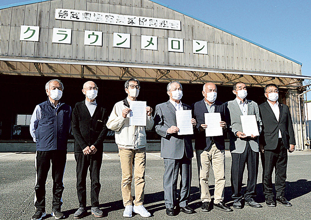 協定書を取り交わした４団体の代表者ら＝浜松市浜北区のクラウンメロン浜松集荷場