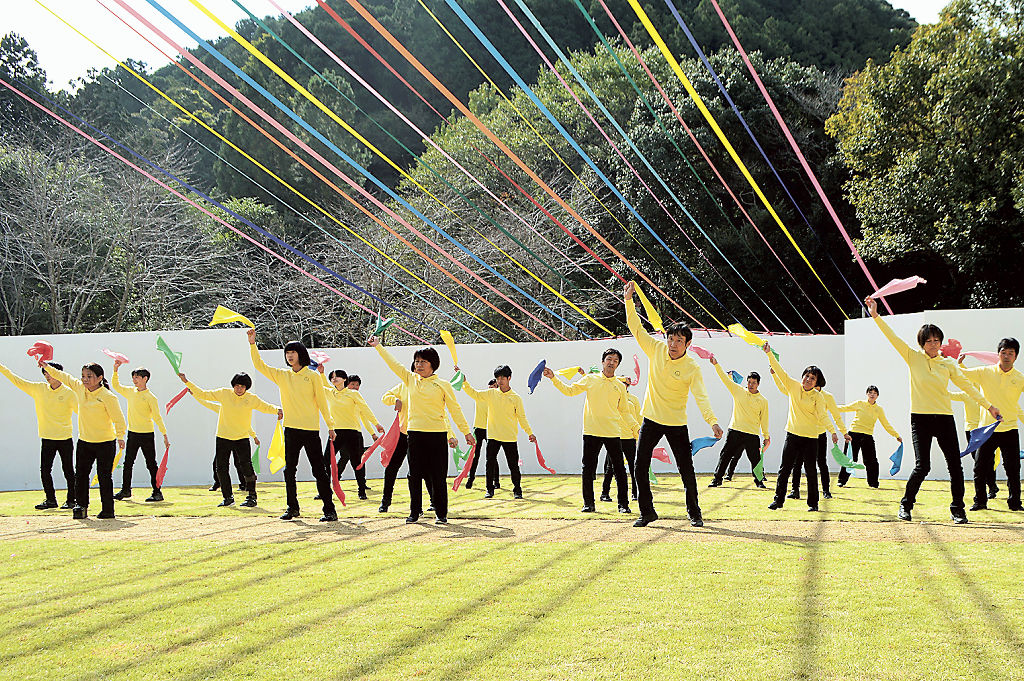 ダンスを披露する学園生＝掛川市上垂木のねむの木学園