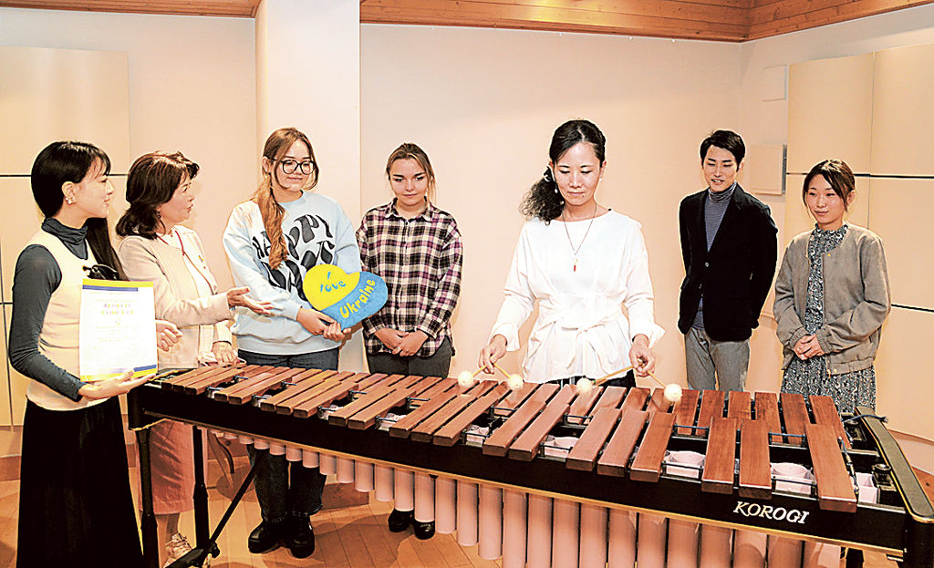 浜松の演奏家たちと交流するダリアさん（左から３人目）とアナさん（同４人目）＝浜松市南区のティーホール