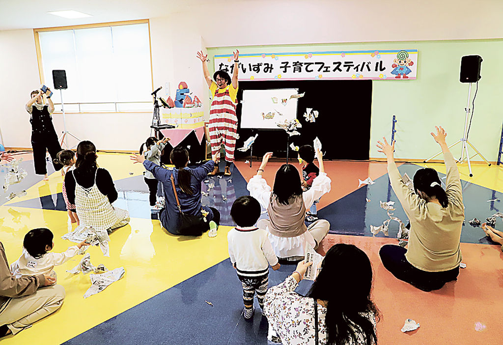 歌とダンスで節目を祝う小沢さん（中央）と子どもたち＝長泉町下土狩のパルながいずみ