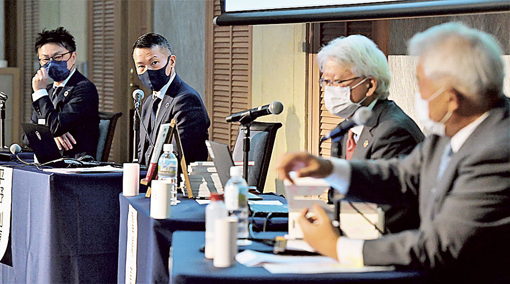 地域企業でのＳＤＧｓ対応の現状と課題を討議したパネリストら＝３１日午後、静岡市葵区