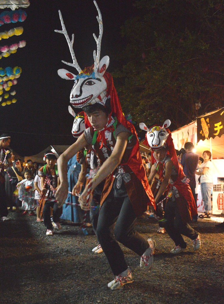 徳山の盆踊の「鹿ん舞」＝２０１９年８月