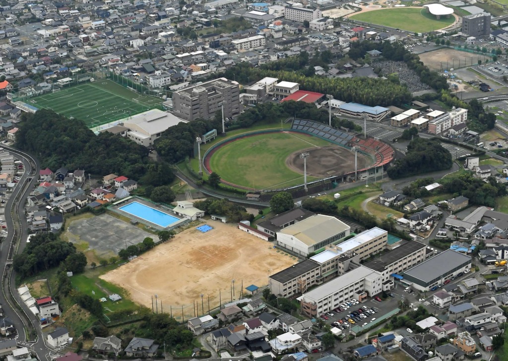 上空から見た磐田城山球場（静岡新聞社ヘリ「ジェリコ１号」から、写真部・杉山英一）