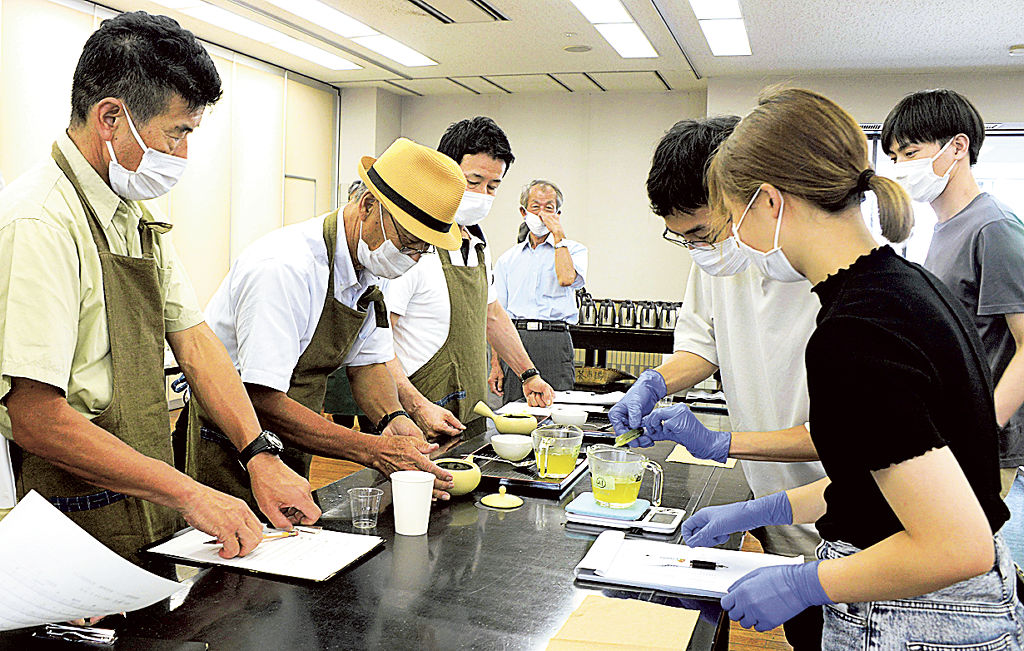 静岡茶市場で行われたデータ収集作業。茶の香りや化学成分を分析する＝８月、静岡市葵区