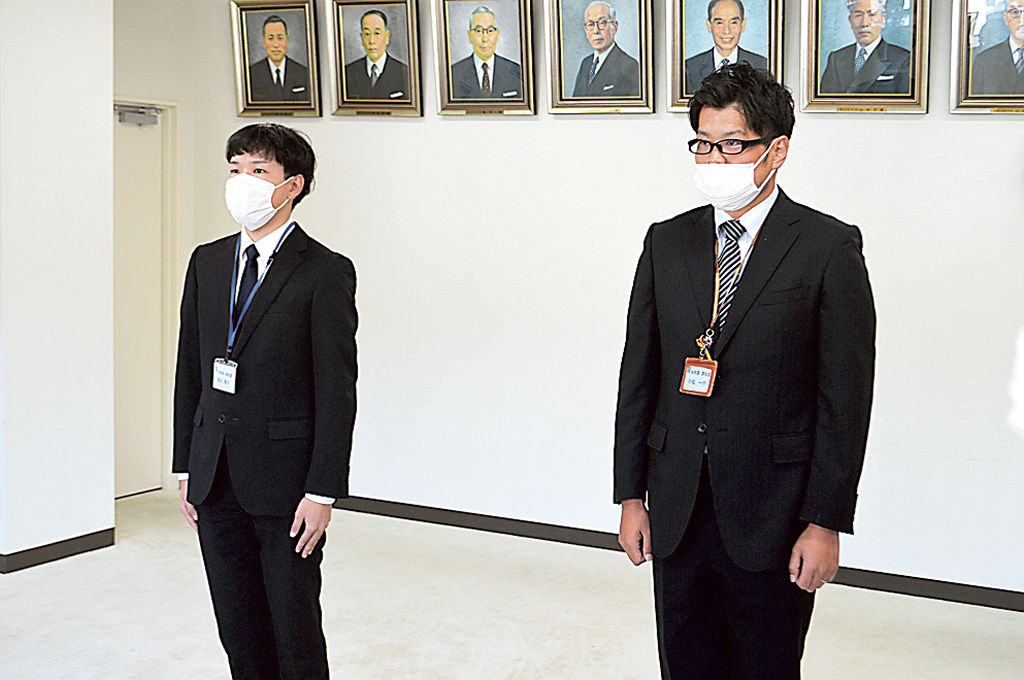 静岡市での活動内容を報告する（右から）小松副主任、森田主事＝熱海市役所