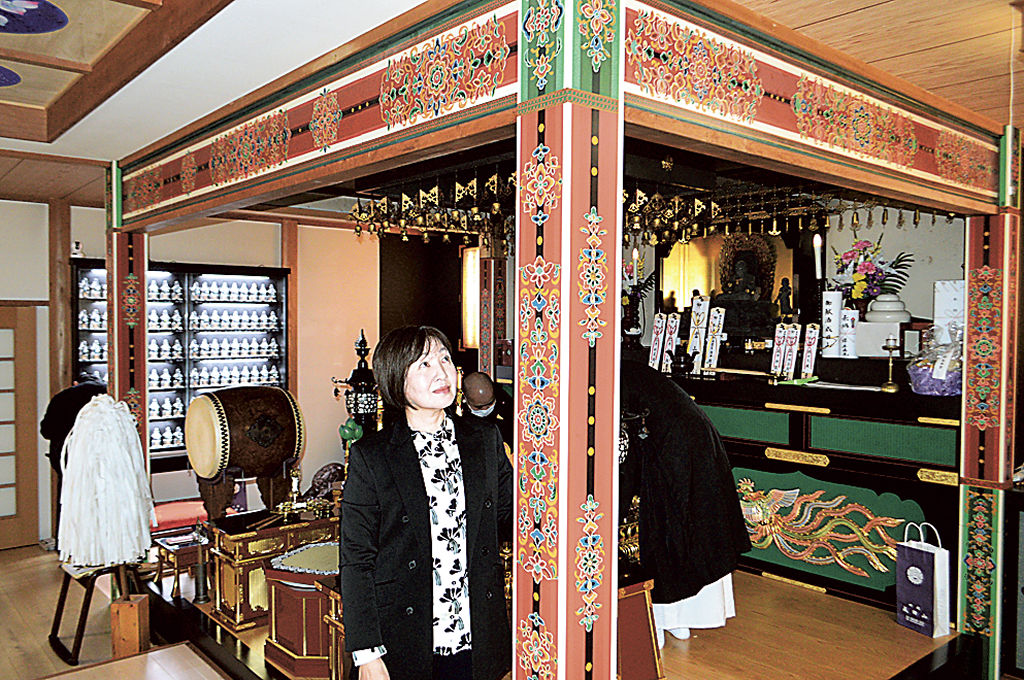 宝相華が描かれた柱を見る宮本さん＝熱海市水口町の熱海成田山