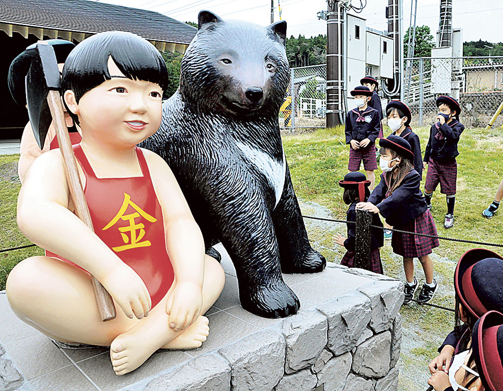 金太郎像と対面する子どもたち＝小山町竹之下の足柄駅前広場