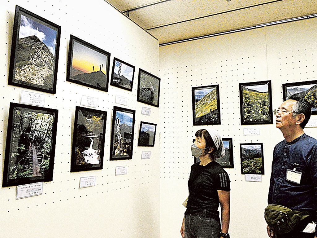 南アルプスの豊かな自然を捉えた写真が並ぶ作品展＝静岡市役所市民ギャラリー