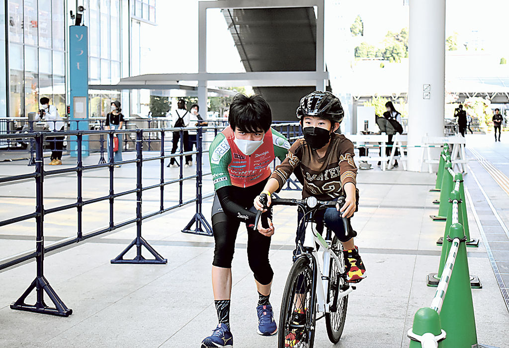 ロードバイクの乗り方を教える鈴木選手（左）＝浜松市中区の市ギャラリーモールソラモ