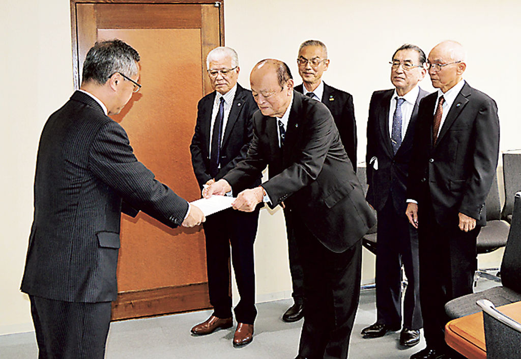 長田副市長に要望書を手渡す米山会長（左から３人目）＝浜松市役所