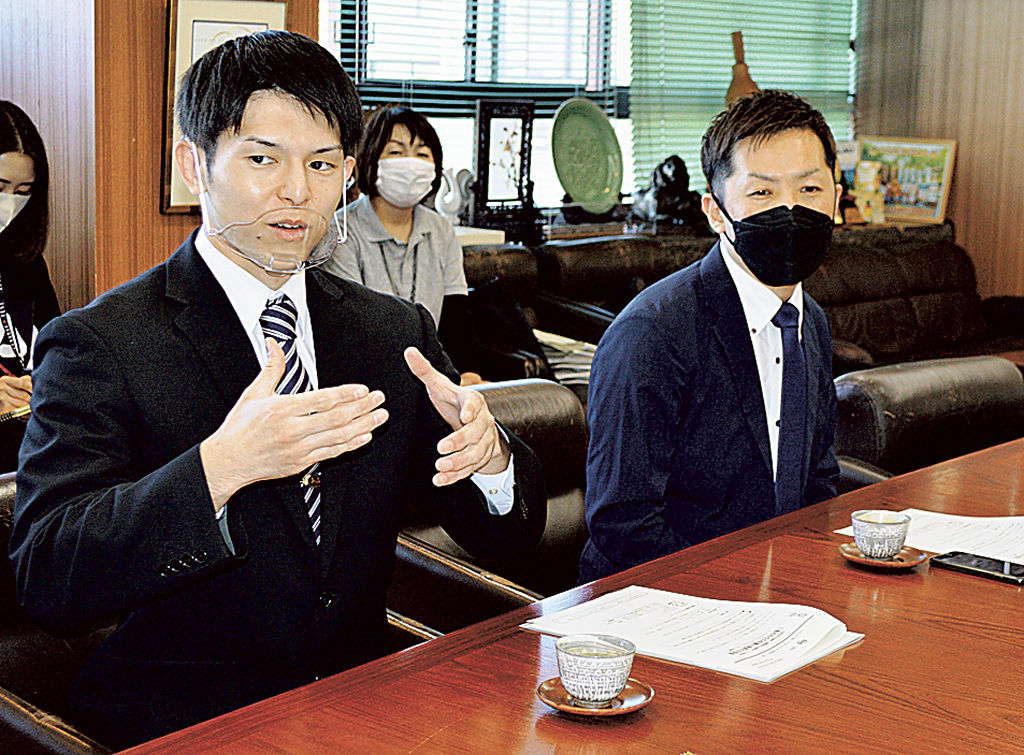 文科大臣表彰を報告する佐藤さん（左）＝三島市役所