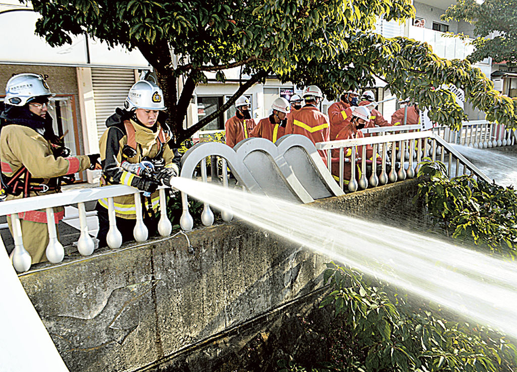 訓練で一斉放水する消防隊員ら＝熱海市内