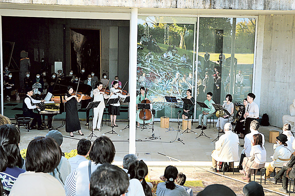 庭園内で演奏する阿部さん（左）ら＝長泉町のヴァンジ彫刻庭園美術館