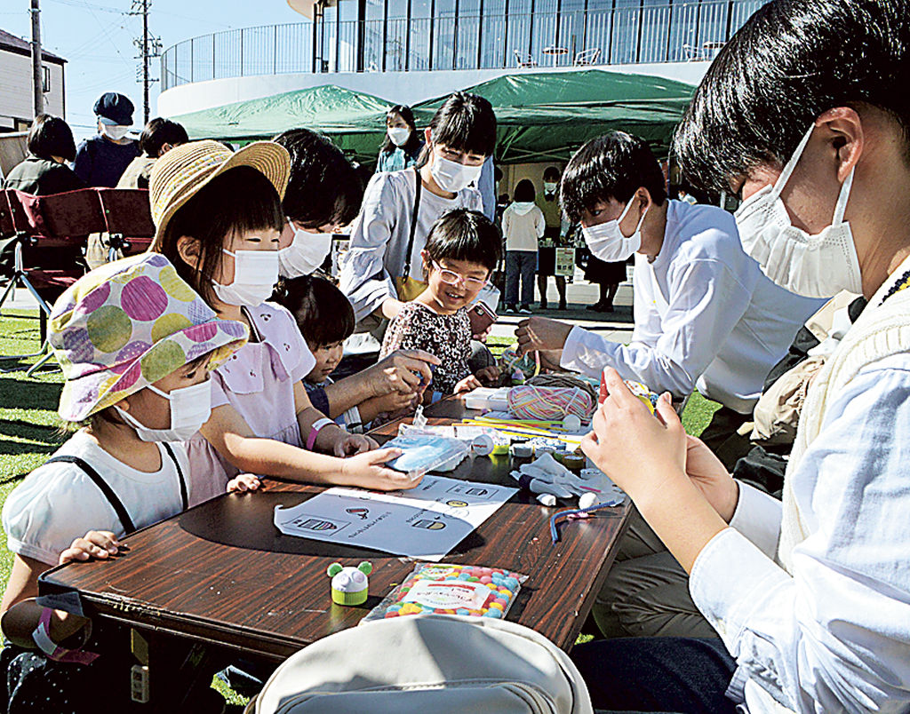 高校生と工作をする子どもたち＝菊川市のきくる広場