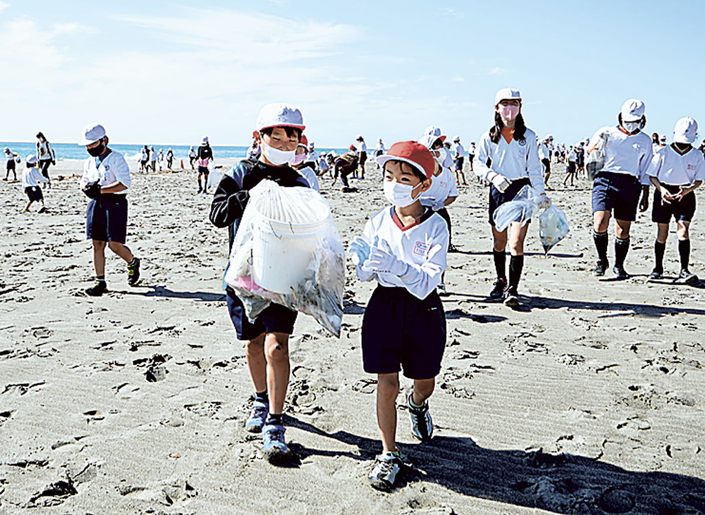 海岸清掃でごみを回収する児童＝湖西市の白須賀海岸