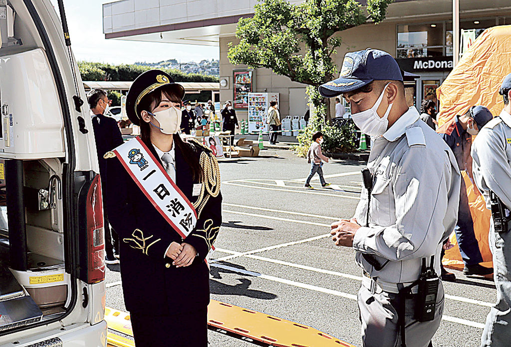 一日消防長を務め、フェスタ会場内を回る秋山さん＝富士宮市のイオンモール富士宮
