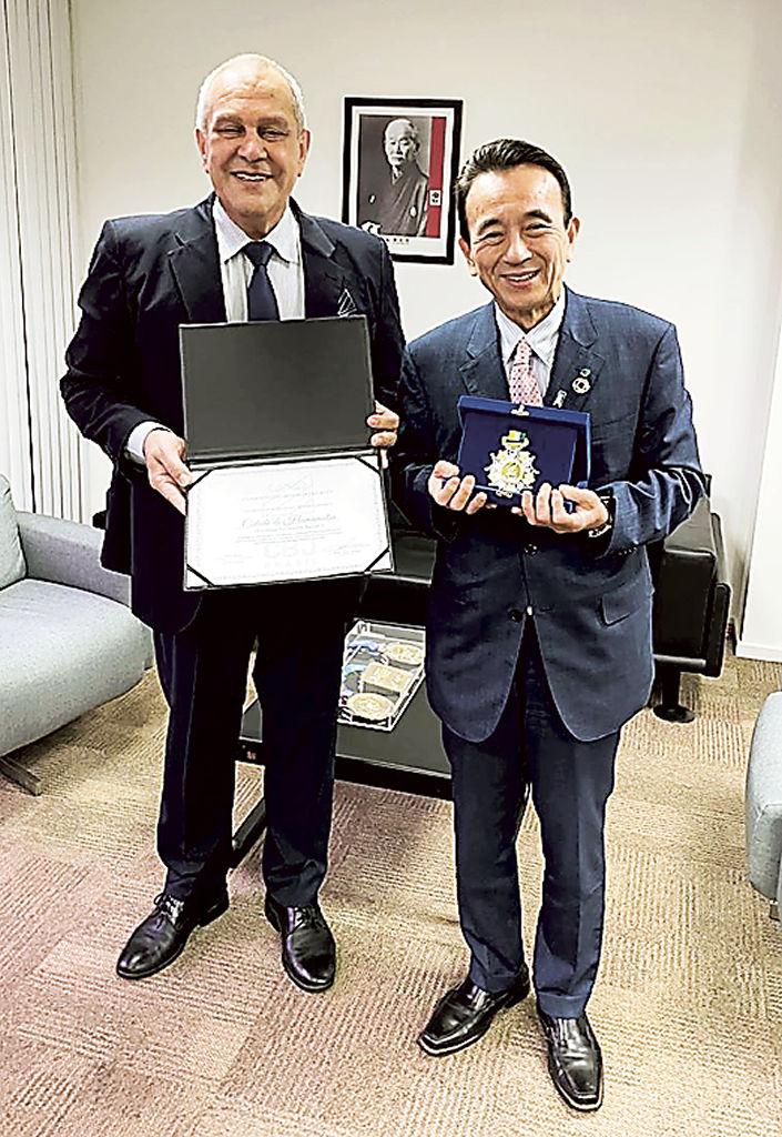 ブラジル柔道連盟から勲章を受ける鈴木市長（右）＝ブラジル・リオデジャネイロ市内（浜松市提供）