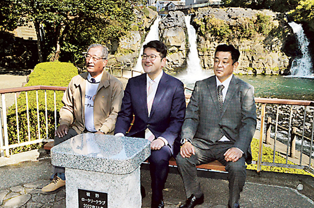 「五竜の滝」前に設置したベンチに座る関係者＝裾野市の中央公園