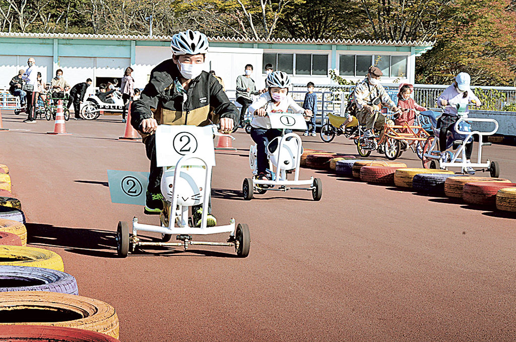 自転車レースで熱戦を繰り広げる参加者＝伊豆市の日本サイクルスポーツセンター