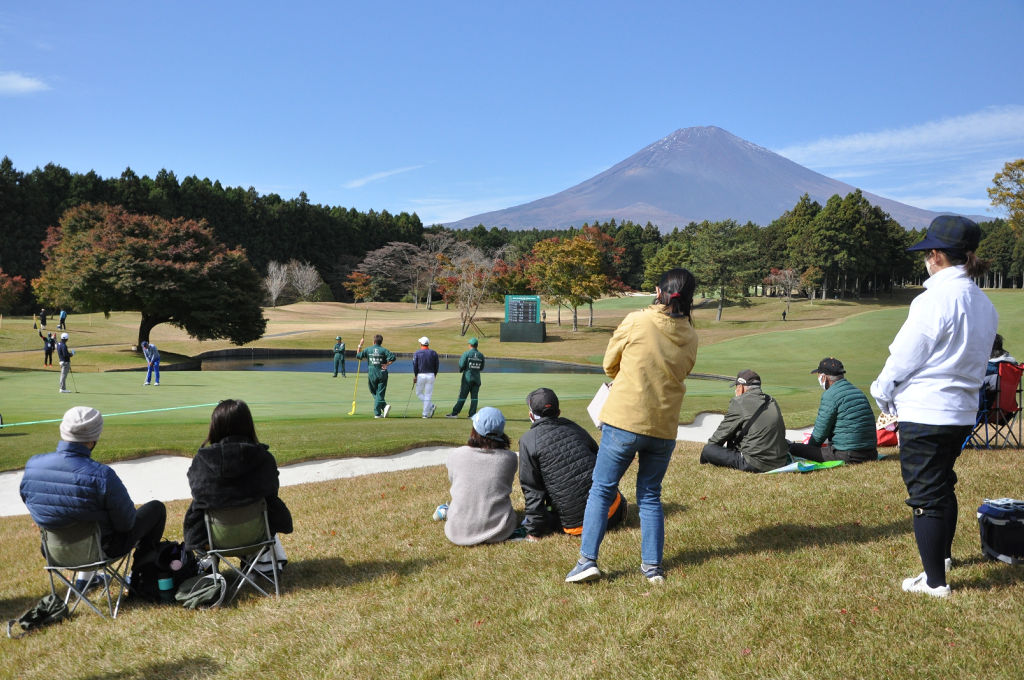 富士山が見守る中、観戦を楽しむギャラリー＝御殿場市板妻の太平洋クラブ御殿場コース